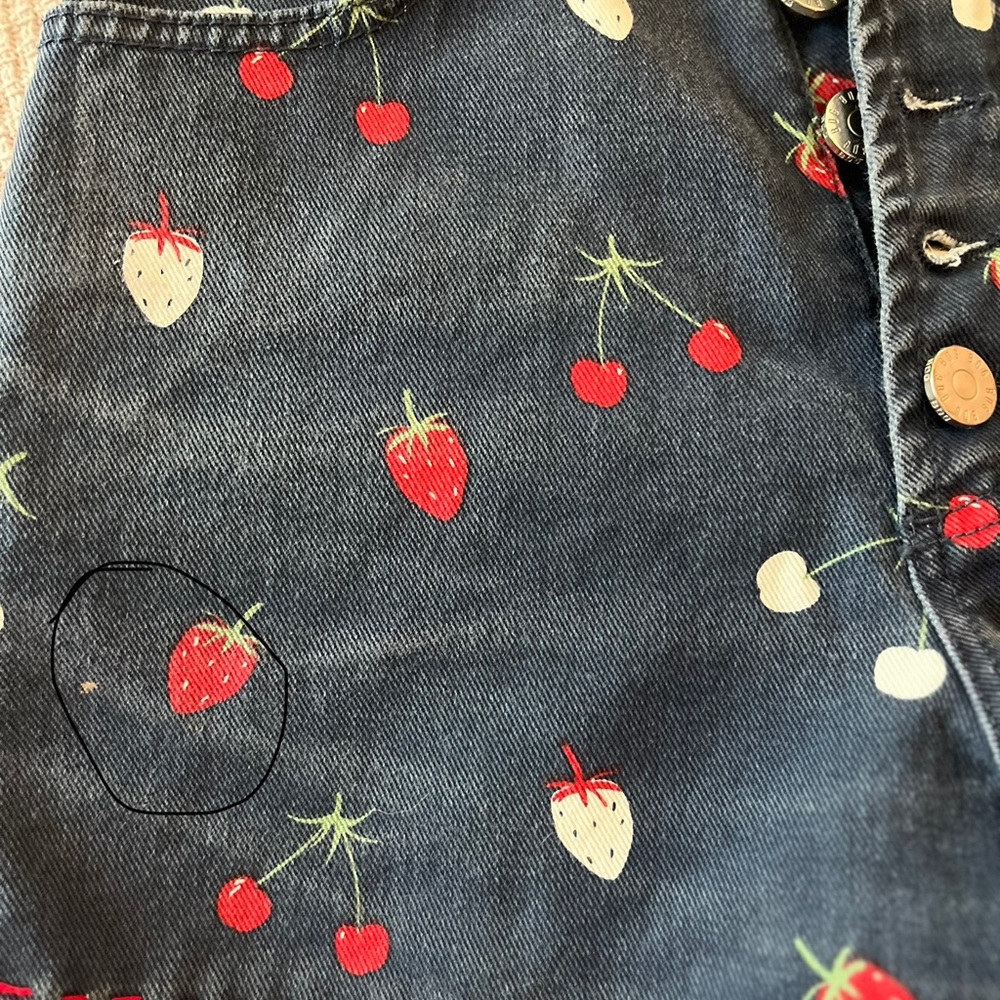BDG strawberry button shorts. - Picture 6 of 12